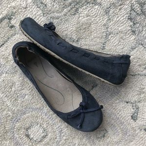 LAST CHANCE AHNU Blue Suede Arabesque Ballerina Flat SIZE 7.5